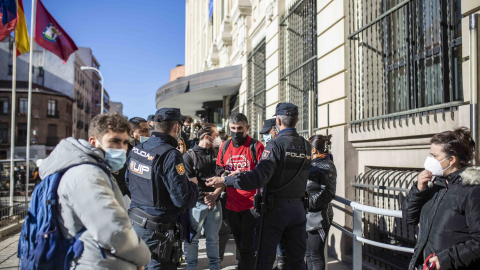 La Policía identifica a los activistas del Sindicato de Vivienda de Carabanchel que han acompañado a José Manuel Moreno a exigir una solución ante su inminente desahucio.