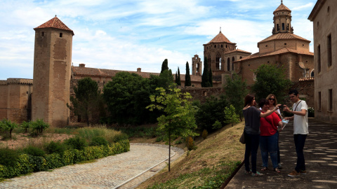 Joves dins del recinte del Monestir de Poblet, en una imatge d'arxiu