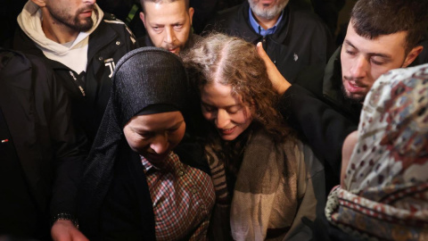 La activista palestina Ahed Tamimi abraza a familiares después de llegar a Ramallah, tras su liberación de la prisión militar israelí de Ofer, Cisjordania, el 30 de noviembre de 2023.