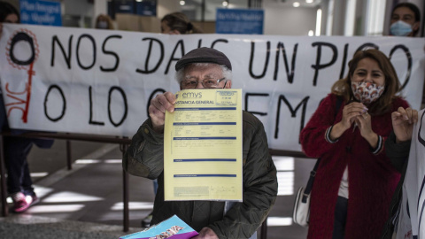 José Manuel Moreno, de 79 años, durante la protesta de este martes en la Empresa Municipal de Vivienda y Suelo de Madrid (EMVS).