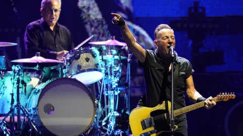 El músico y cantante estadounidense Bruce Springsteen durante el concierto que ha ofrecido en el Estadio Olímpico de Barcelona, a 28 de abril de 2023