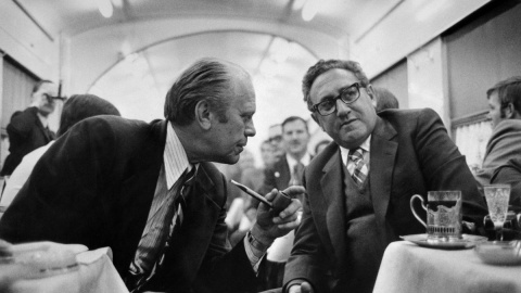 El presidente estadounidense Gerald Ford departe con el secretario de Estado Henry Kissinger, en 1974.