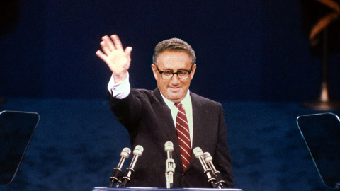 Kissinger saluda a los delegados durante la convención republicana el 17 de julio de 1980 en Detroit.