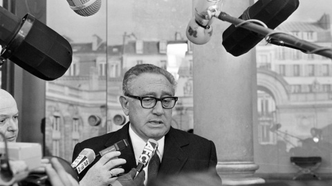 El ex secretario de Estado estadounidense, Henry Kissinger, informa a los medios sobre el problema de los rehenes en el Líbano, en el Palacio del Elíseo en París, a 26 de marzo de 1986.