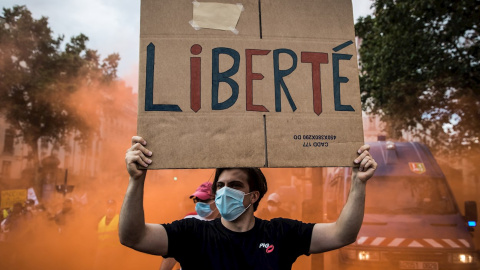 Un manifestante con un cartel de "liberté" en las protestas anticovid en Francia.