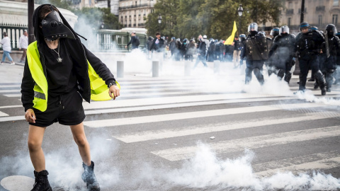 Un manifestante llevando el chaleco amarillo durante las protestas por las medidas anticovid en Francia.