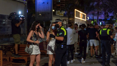 La policial local de Marbella acude en la madrugada del viernes 30 al sábado 31 de julio al desalojo en el puerto deportivo de Marbella tras la implantación del toque de queda.