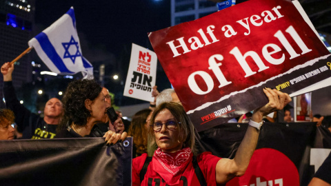 Manifestantes protestan contra el gobierno de Netanyahu en Tel Aviv, a 6 de abril de 2024.