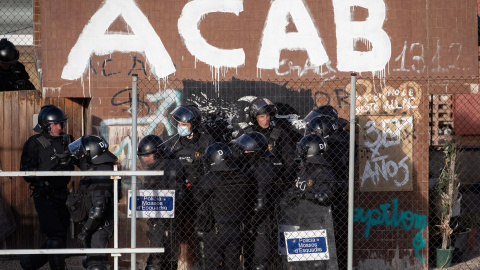 Varios Mossos d'Esquadra en las inmediaciones de los edificios okupados de la Ruïna y el Kubo, en la plaza Bonanova, a 30 de noviembre de 2023, en Barcelona.