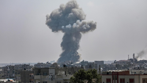 El humo de una explosión se eleva desde el campo de refugiados de Al Nusairat, al sur de la ciudad de Gaza, el 12 de abril de 2024.