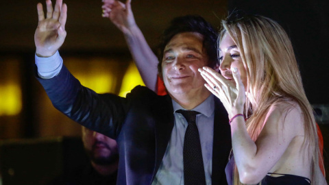 Javier Milei y Fátima Flórez, durante la celebración de la victoria electoral en la segunda vuelta de las elecciones presidenciales el 19 de noviembre de 2023, en Buenos Aires.