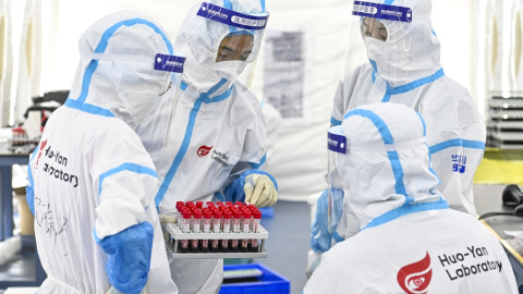 Trabajadores de la salud con trajes de protección en el laboratorio de Huoyan (China) este 7 de junio de 2021.