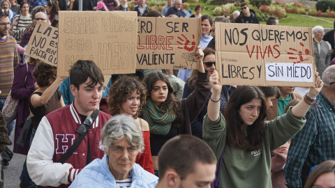 Varias personas sujetan carteles durante una manifestación contra la violencia machista en Santander, a 25 de noviembre de 2023.