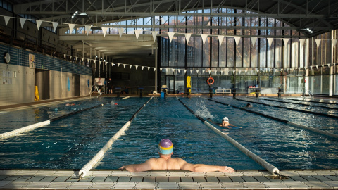 Foto de archivo de varias personas en una piscina, el 17 de enero de 2024, en Barcelona.