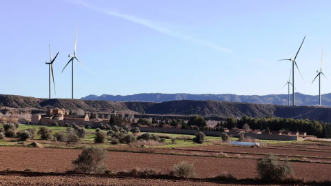 Recreación con infografías del impacto visual de los aerogeneradores proyectadso en el Monasterio de Sijena