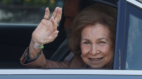 La reina Sofía saluda a la prensa a su salida de la clínica Ruber Internacional de Madrid