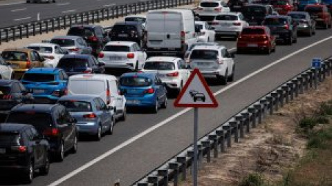 Kilómetros de retenciones en las salidas de Madrid y en otros puntos hacia Levante y el sur por el puente de mayo