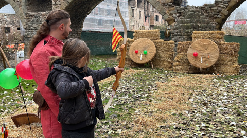 Una nena participa en una activitat de tir amb arc al Mercat Medieval de Vic de l'any passat