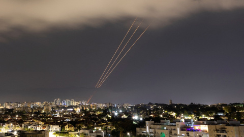 Un sistema antimisiles opera después de que Irán lanzase drones y misiles hacia Israel, visto desde Ashkelon, Israel, el 14 de abril.