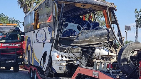 01/05/2023 - Imagen del autobús accidentado, donde ha fallecido una temporera y 39 han resultado heridas.