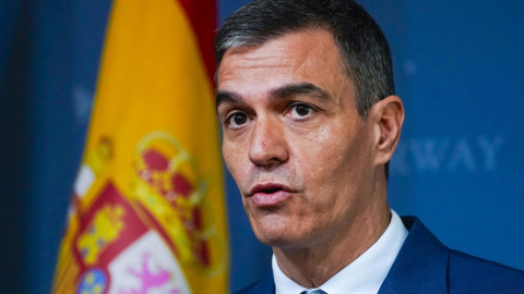 Pedro Sánchez observa durante su reunión con su homólogo noruego, Jonas Gahr Stoere, en Parkveien 45, en Oslo, Noruega.