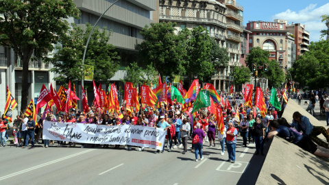 La manifestació de l'1 de maig a Girona avançant per Jaume I