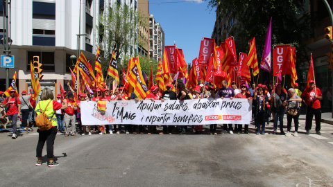 La capçalera de la manifestació del Primer de Maig, amb els representants sindicals de CCOO i UGTsubjectant la pancarta, durant la manifestació feta a Tarragona