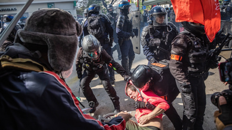 La Policía detiene a un manifestante en París durante la marcha del 1 de mayo.