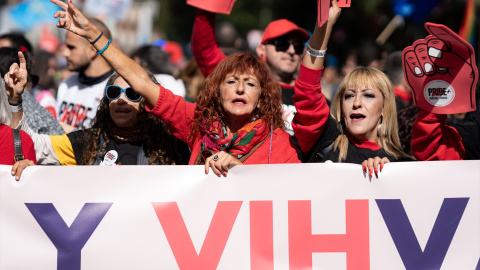 Varias personas durante una marcha por los derechos y la visibilidad de las personas con el VIH, a 21 de octubre de 2023, en Madrid (España).