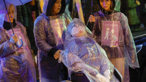 Varias mujeres empujan a una muñeca en una silla de ruedas durante la manifestación feminista celebrada este 30 de noviembre de 2023 en Bilbao.