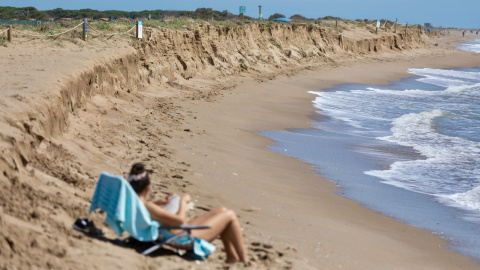 La platja de les Filipines de Viladenacans, després del temporal de Setmana Santa.