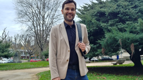 30/117/23 Paulo Carlos López, portavoz de Sumar Galicia, en el campus de la Universidade de Santiago.