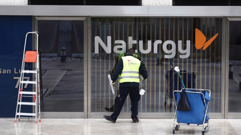 Un operario limpia la cristalera de la sede de Naturgy en Madrid. E.P/Eduardo Parra