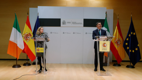 La vicepresidenta primera y ministra de Asuntos Económicos, Nadia Calviño, con el presidente del Eurogrupo y ministro de Finanzas irlandés, Paschal Donohoe, durante la rueda de prensa ofrecida tras la reunión mantenida en la sede del Ministerio. EFE/ 