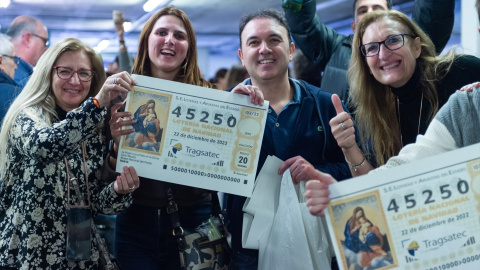 1/12/2023 - Empleados de la empresa Tragsatec de Madrid celebraban el año pasado que eran agraciados del 'Tercer Premio’ del Sorteo Extraordinario de la Lotería de Navidad.