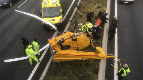 Un helicóptero caído en la carretera M-40 de Madrid, a 1 de diciembre de 2023.