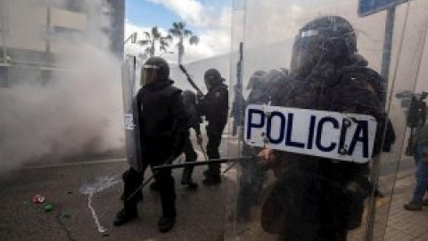 El vídeo de una carga policial en Cádiz que se ha hecho viral (y el esclarecedor momento previo)