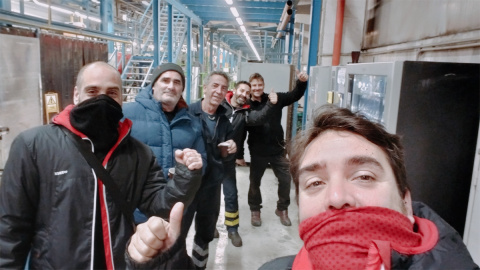 David Serrano junto a otros trabajadores del metal de Cádiz en una fábrica de montaje de autobuses de República Checa.