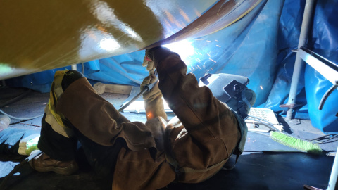 Un soldador de Cádiz trabajando en la construcción de 'jackets' de aerogeneradores en Brest (Francia).