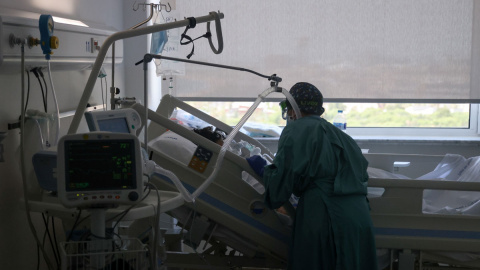 Personal sanitario trata a un paciente covid ingresado en el Hospital del Mar, en Barcelona.