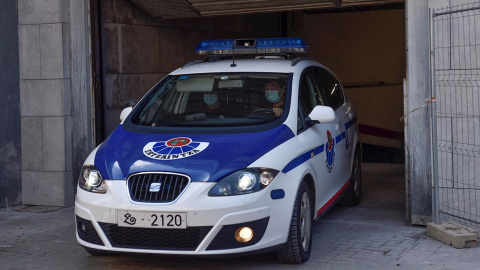 03/08/2021 Coche policía paliza Amorebieta