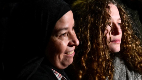 Ahed Tamimi (derecha), símbolo de la resistencia palestina, recibida tras su liberación esta semana tras los acuerdos entre Israel y Hamás.