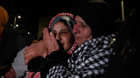 Una joven palestina presa en Israel es recibida en Ramala, Cisjordania, tras ser liberada por Israel tras los acuerdos entre el Gobierno hebreo y Hamás para el intercambio de prisioneros y rehenes durante la tregua.