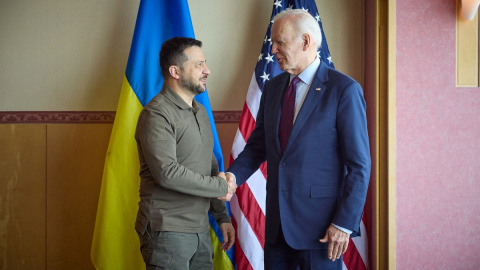 El presidente de Estados Unidos, Joe Biden, estrecha la mano del mandatario ucraniano, Volodimir Zelenski, durante la cumbre del G7 que tiene lugar en Hiroshima (Japón), a 21 de mayo de 2023