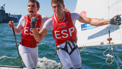 Jordi Xammar (i) y Nicolás Rodríguez de España celebran tras ganar medalla de bronce.