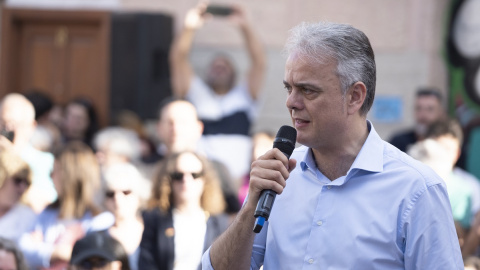 El candidato a la Generalitat por Unides Podem-Esquerra Unida, Héctor Illueca, participa en un acto de campaña, en la Plaza de Benimaclet, a 16 de mayo de 2023, en València