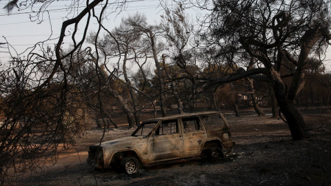 Un coche incendiado en el suburbio de Varybobi, en el norte de Atenas.