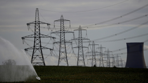 18/11/2021 Los postes de electricidad y una torre de enfriamiento de la central eléctrica de Eggborough