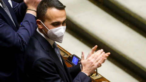 El Ministro de Relaciones Exteriores italiano, Luigi Di Maio, aplaude en la Cámara Baja (Cámara de Diputados) en Roma, Italia, el 29 de enero de 2022