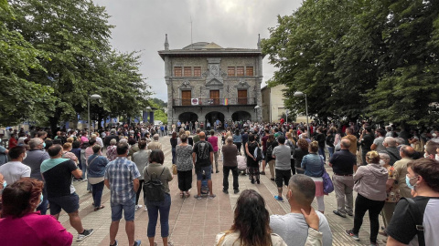 Cientos de personas se han concentrado este jueves junto a la corporación municipal de Lemoa (Bizkaia) para condenar la agresión en grupo a un joven vecino de esta localidad el pasado domingo y por la que está hospitalizado en estado crítico.